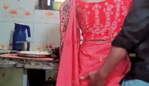 भाभी किचन में क्या कर रही हो मुझे चोदना है आप चोदने दोगे क�